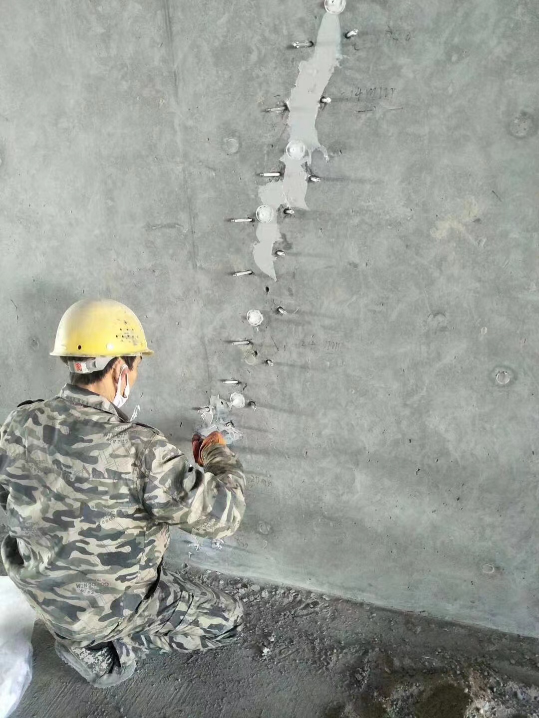 青浦混凝土楼板裂缝加固施工的方案
